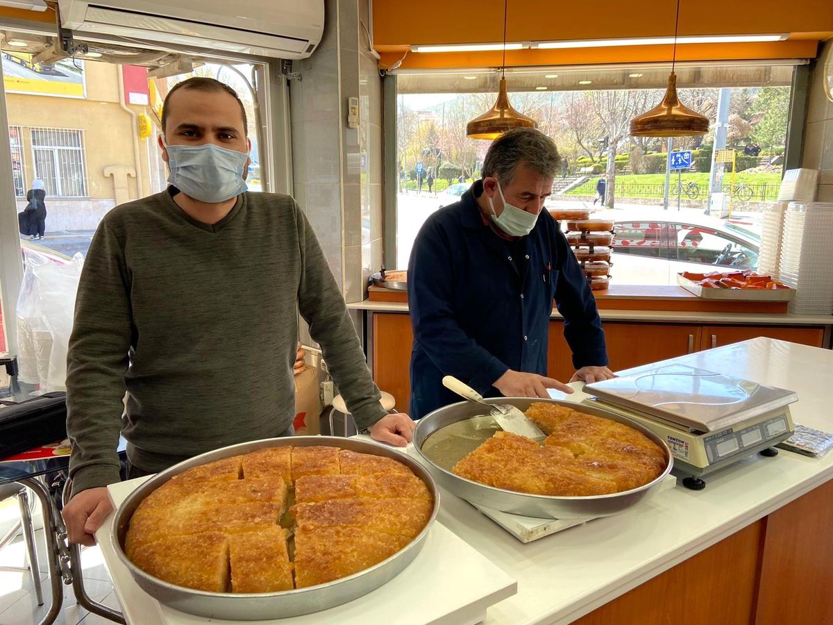Ramazan sofralarının vazgeçilmez tatlısı: Kaymaklı ekmek kadayıfı