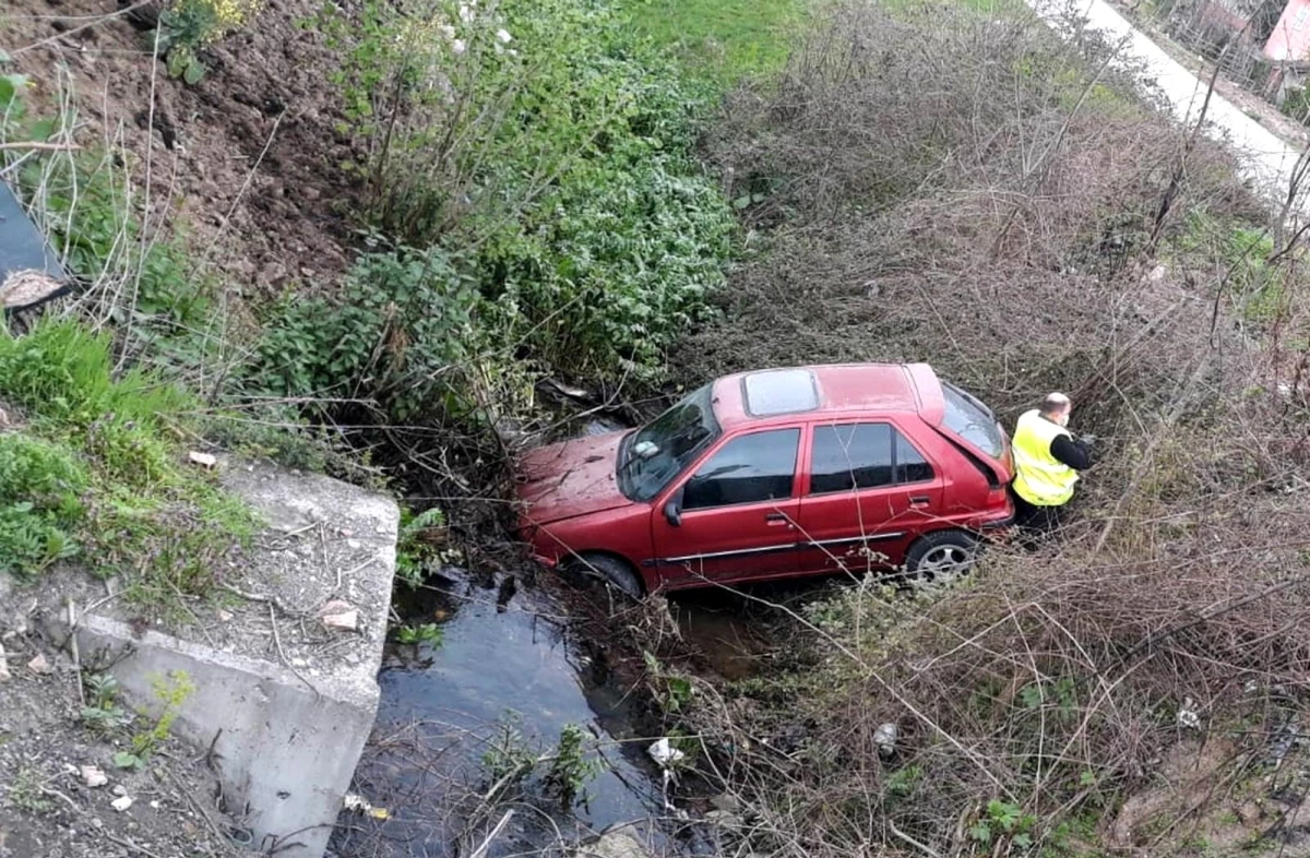 Samsun\'da otomobil su kanalına uçtu: 2 yaralı