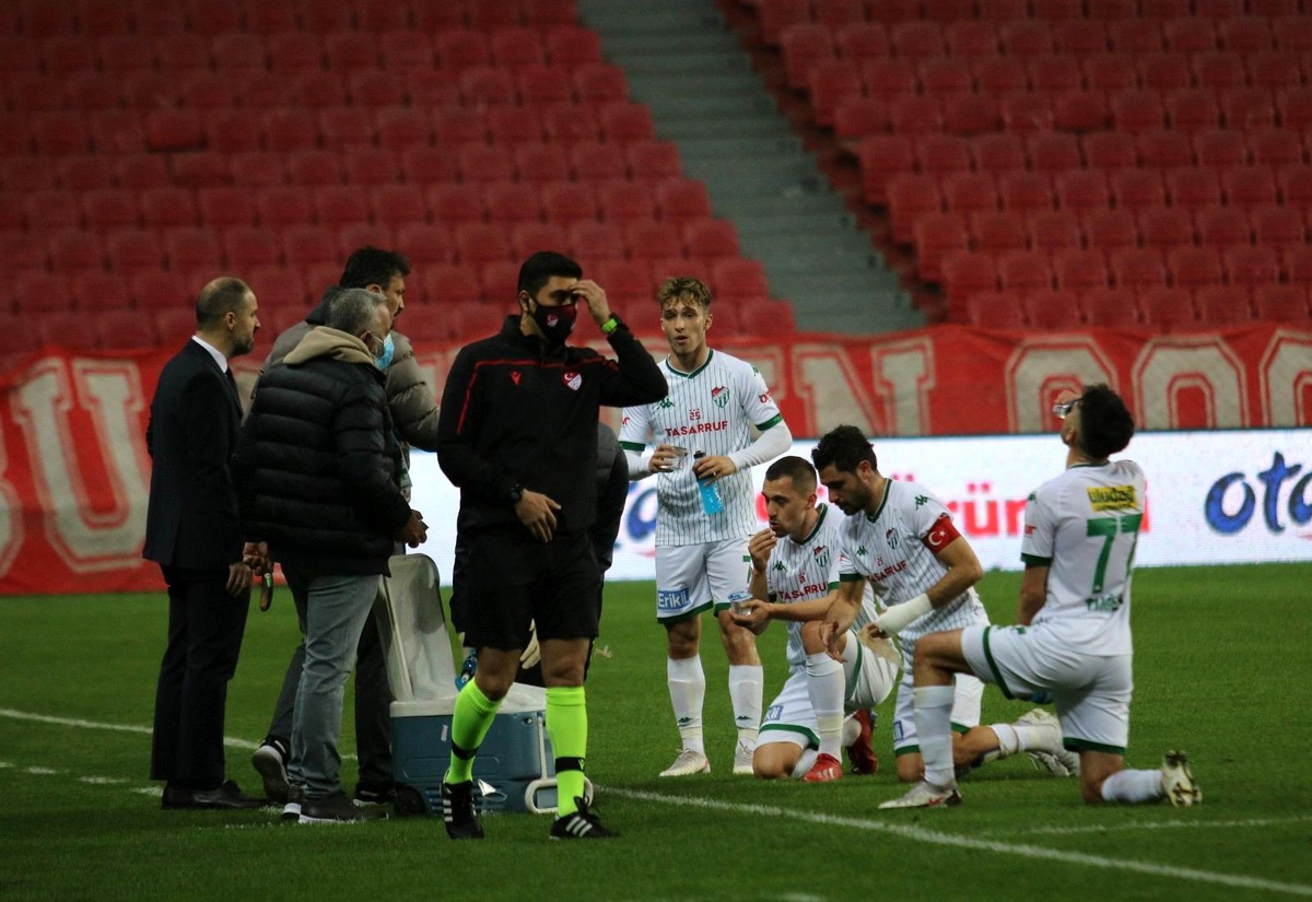 Samsunspor ve Bursasporlu futbolcular 26. dakikada oruçlarını açtı