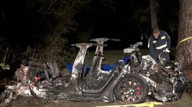 Sürücüsüz Tesla ağaca çarpıp küle döndü! 2 kişi feci şekilde can verdi Sürücüsüz Tesla ağaca çarpıp küle döndü! 2 kişi feci şekilde can verdi