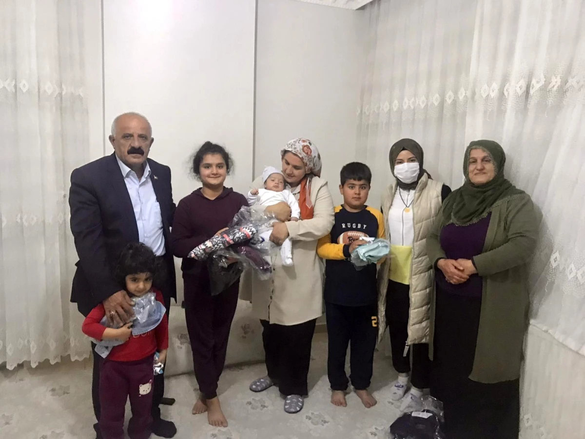 Son dakika: Türkiye Gaziler ve Şehit Aileleri Vakfı Midyat Şubesi şehitler haftası nedeniyle ihtiyaç sahiplerine giyecek yardımı yaptı