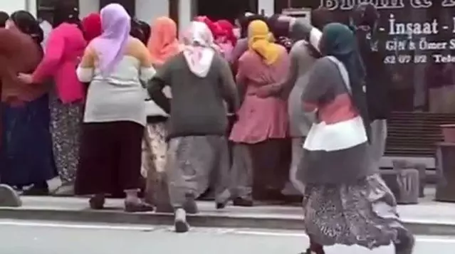 Yardım dağıtımı izdihama dönüştü, koronavirüs tedbirleri unutuldu Yardım dağıtımı izdihama dönüştü, koronavirüs tedbirleri unutuldu