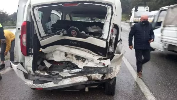 Farklı şeritlerde meydana gelen zincirleme kazada, ortalık savaş alanına döndü