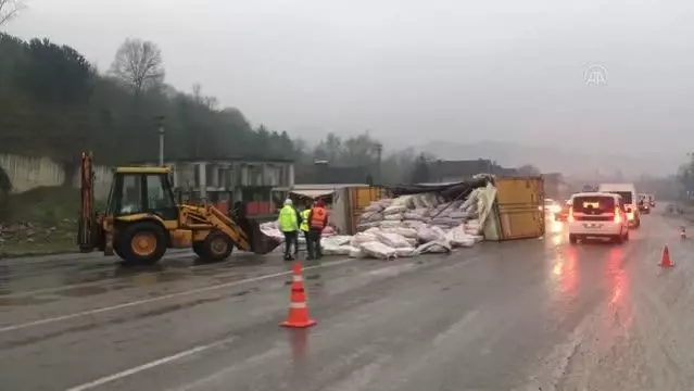 ZONGULDAK - İplik yüklü tır devrildi ZONGULDAK - İplik yüklü tır devrildi