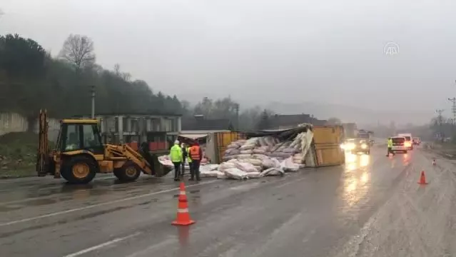 ZONGULDAK - İplik yüklü tır devrildi ZONGULDAK - İplik yüklü tır devrildi