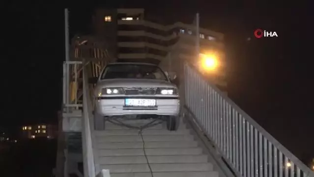 Yaya köprüsünden geçmeye çalışan sürücü sıkışıp kaldı Yaya köprüsünden geçmeye çalışan sürücü sıkışıp kaldı