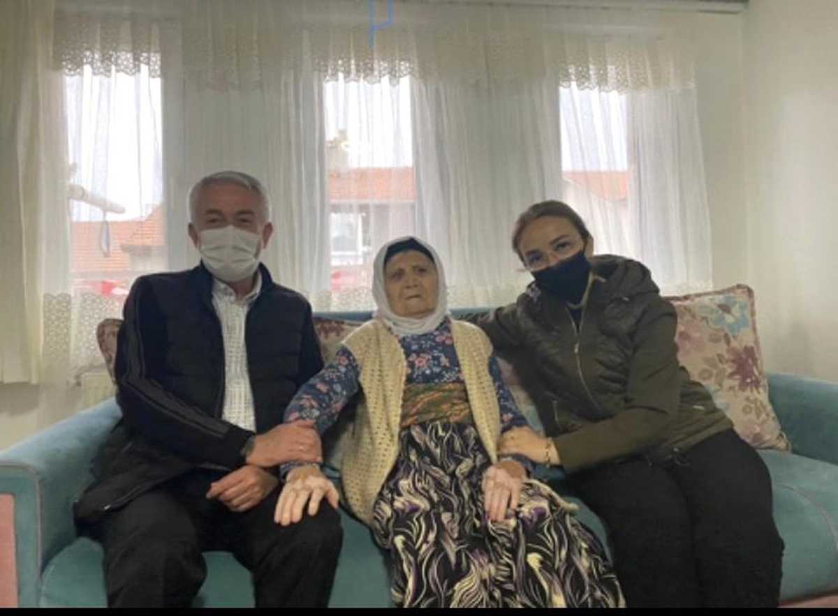 Asırlık Fatma nineye duygulandıran ziyaret