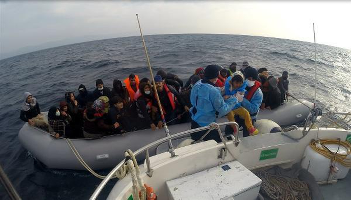 Ayvacık açıklarında, lastik bottaki 54 kaçak göçmen kurtarıldı