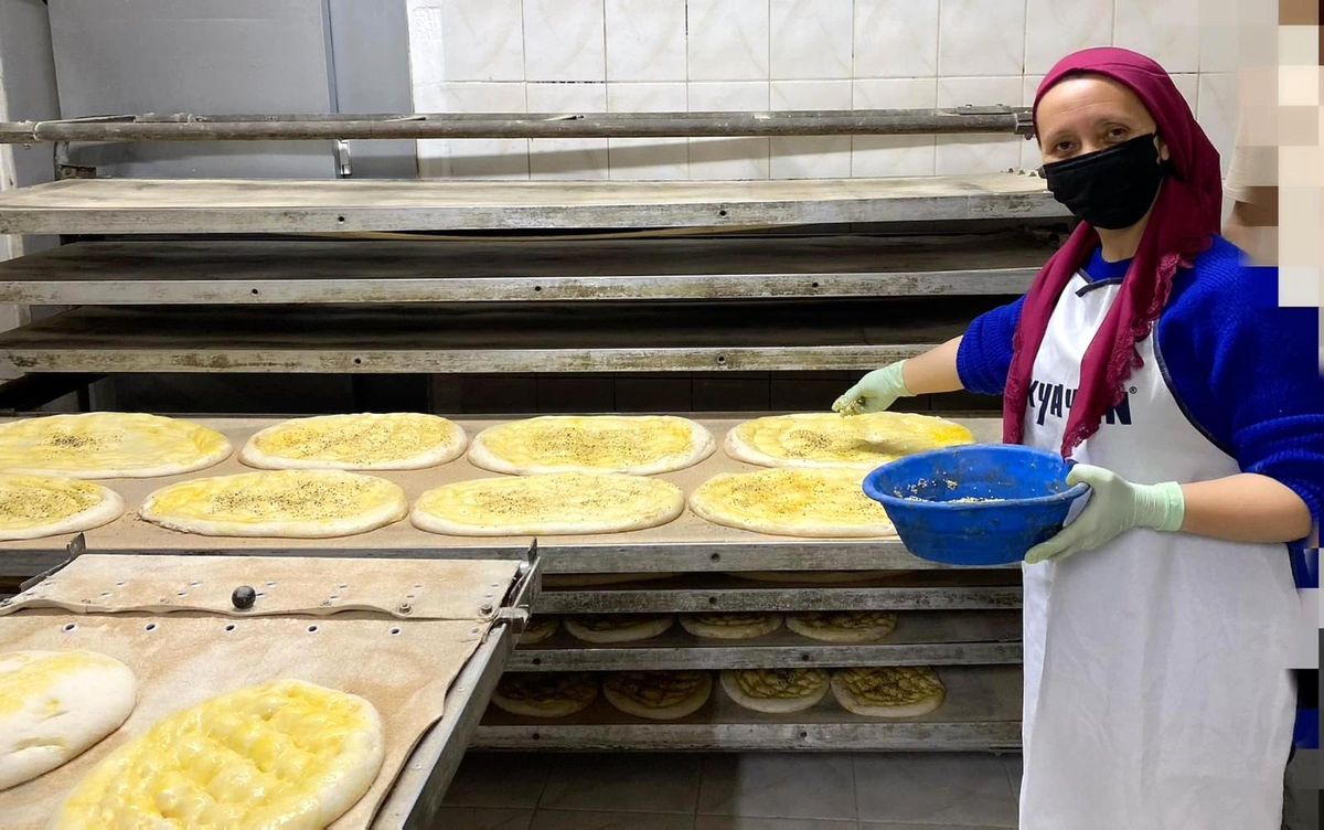 Belediye başkanı tezgaha geçti Ramazan pidesi yaptı