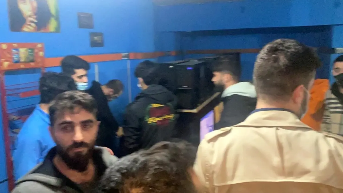 Beyoğlu\'nda internet kafede "Counter-Strike" maçına polis baskını