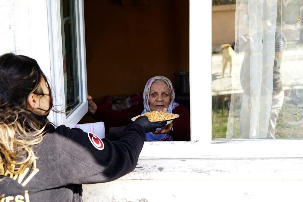 Bir tas sıcak yemek için ekiplerin yolunu gözlüyorlar