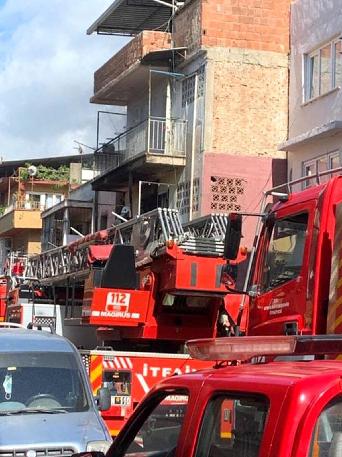 Boş evde yangın çıktı, üst kattakiler dumandan etkilendi