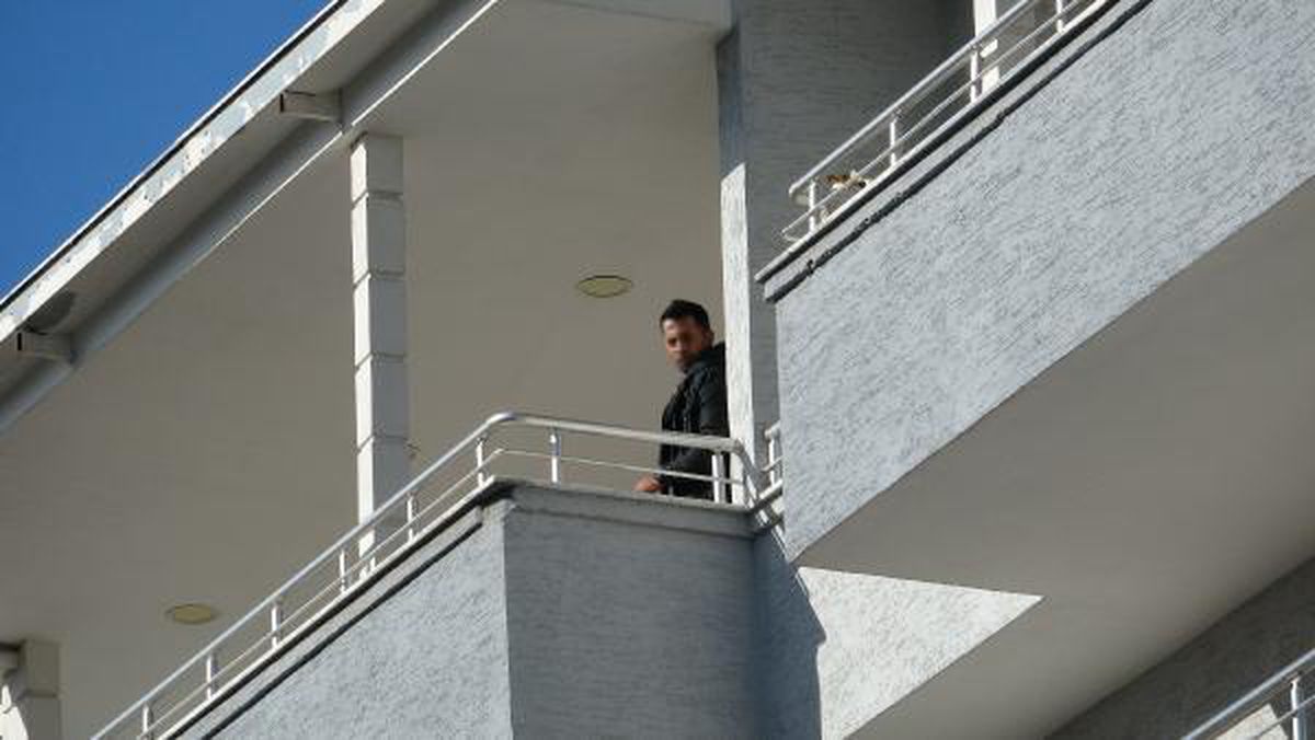 Son dakika haber: BOŞANMA AŞAMASINDAKİ EŞİNİ ÖLDÜRÜP KAÇTI; POLİSİ GÖRÜNCE BALKONA ÇIKIP İNTİHARA KALKIŞTI