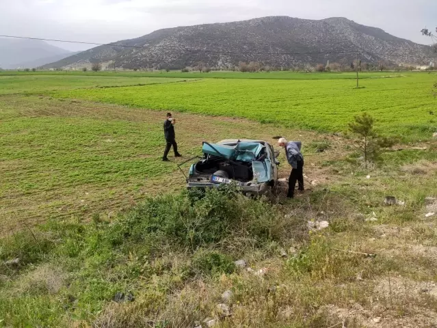 Sürücüsünün direksiyon hakimiyetini kaybettiği otomobil tarlaya uçtu