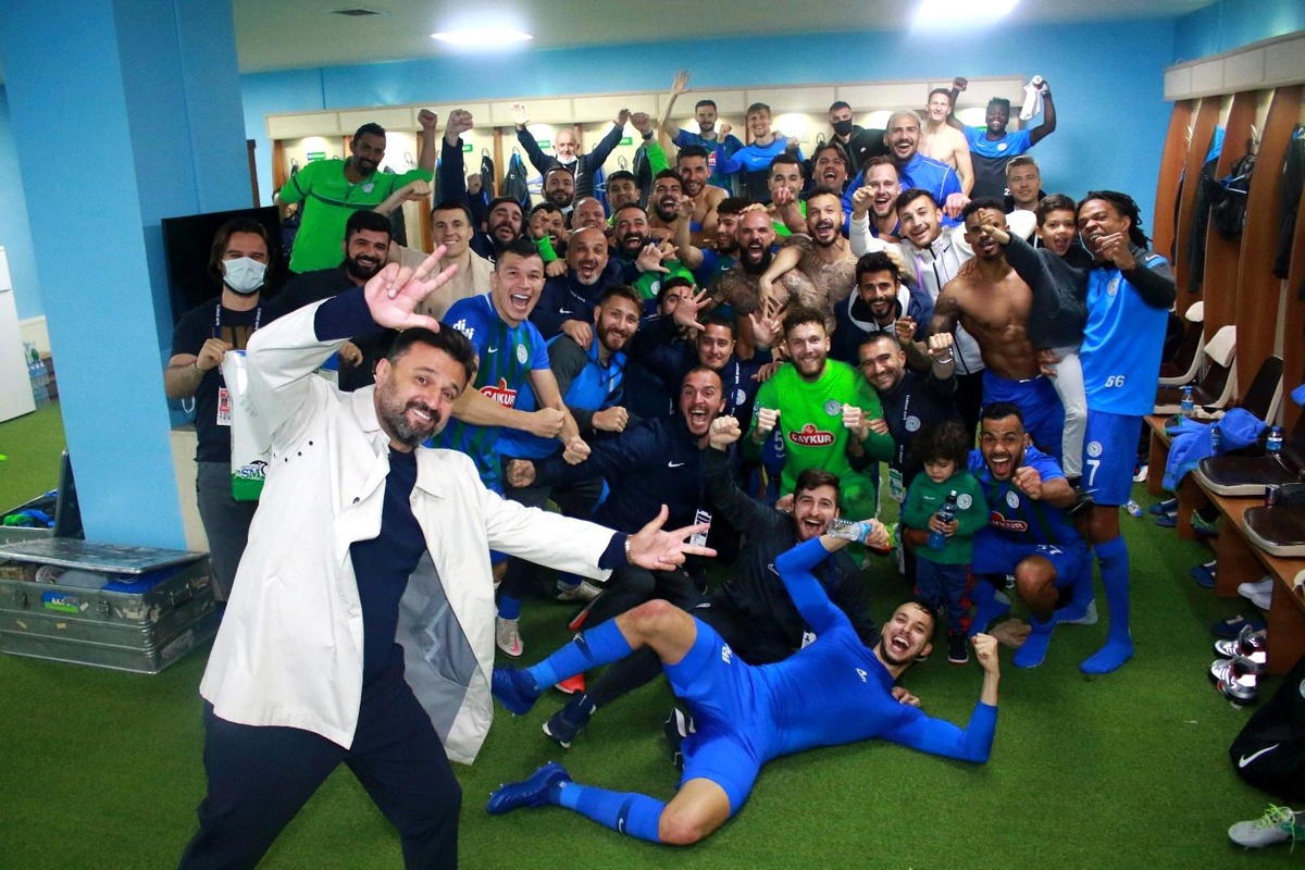 Çaykur Rizespor galibiyet pozunu \'İtinayla plaka yazılır: 53\' diyerek paylaştı