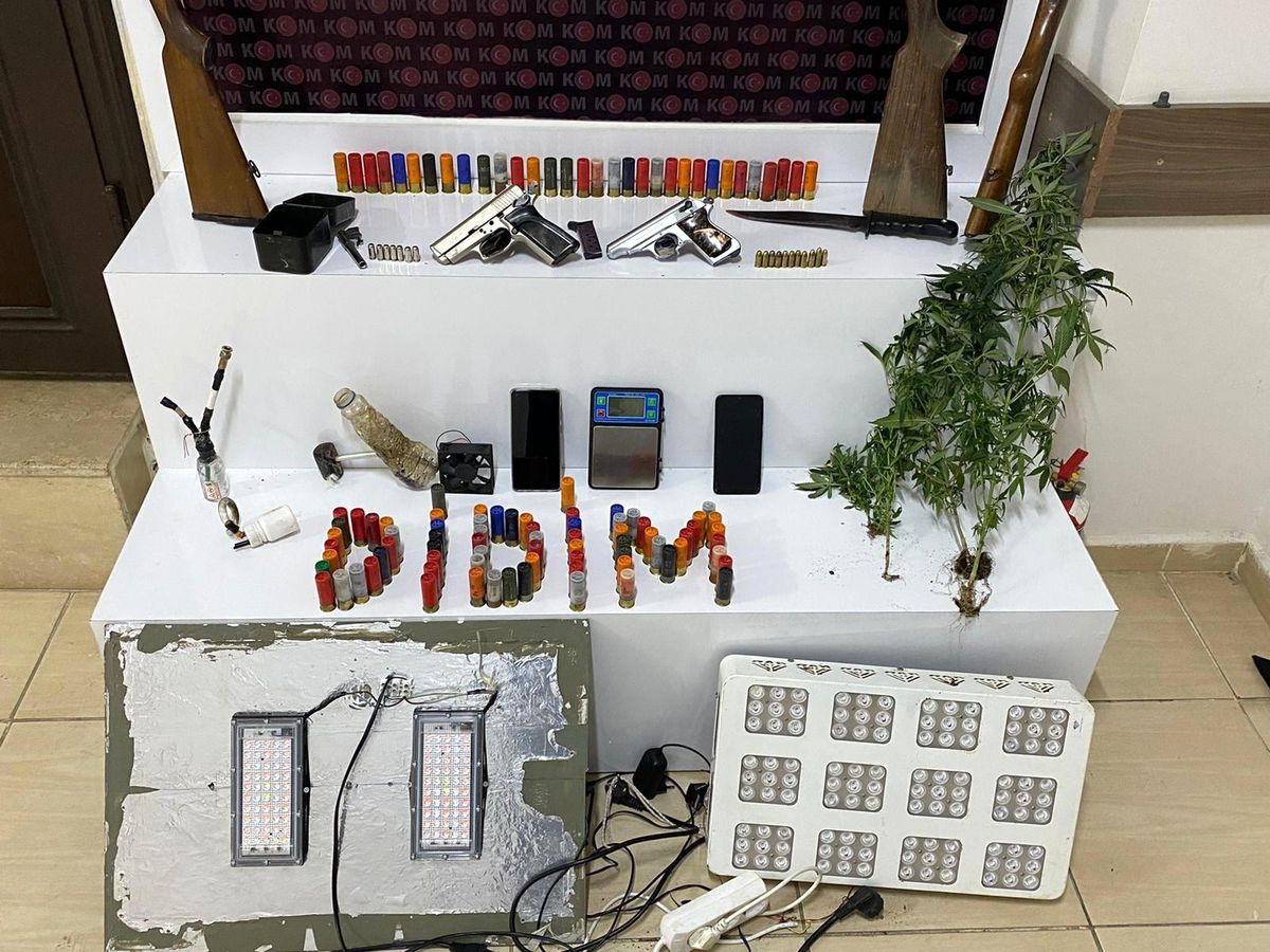 Didim\'de şüpheli evde silah ve uyuşturucu madde ele geçirildi