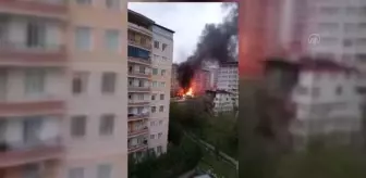 Son dakika haberi... DİYARBAKIR - Trafo patlaması sonucu 2 araç yandı