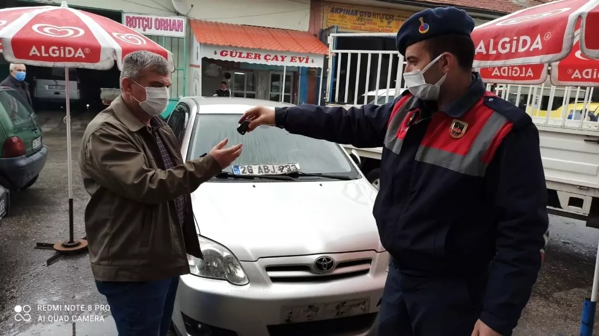 Evini taşırken çaldırdığı arabasını jandarma bulup teslim etti