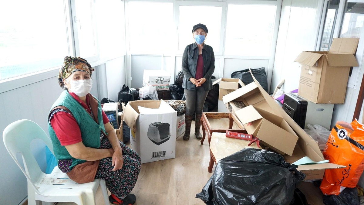 Foça Belediyesinin yerlerinden ettiği yaşlı kadınlar yardım bekliyor