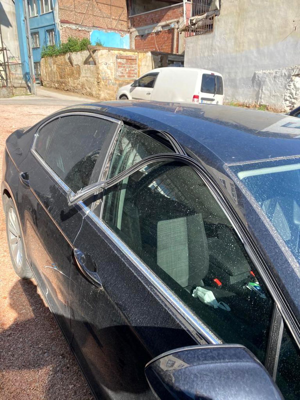 İlçe başkanının otomobiline çirkin saldırı