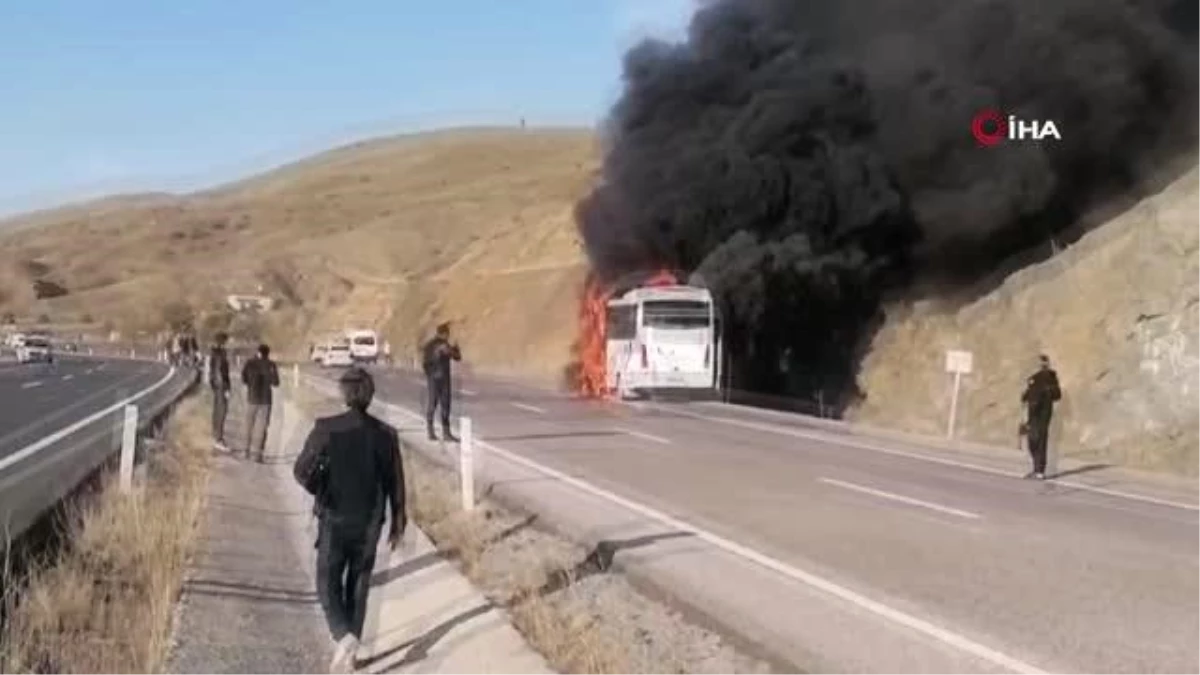 İşçi servisi alev topuna döndü