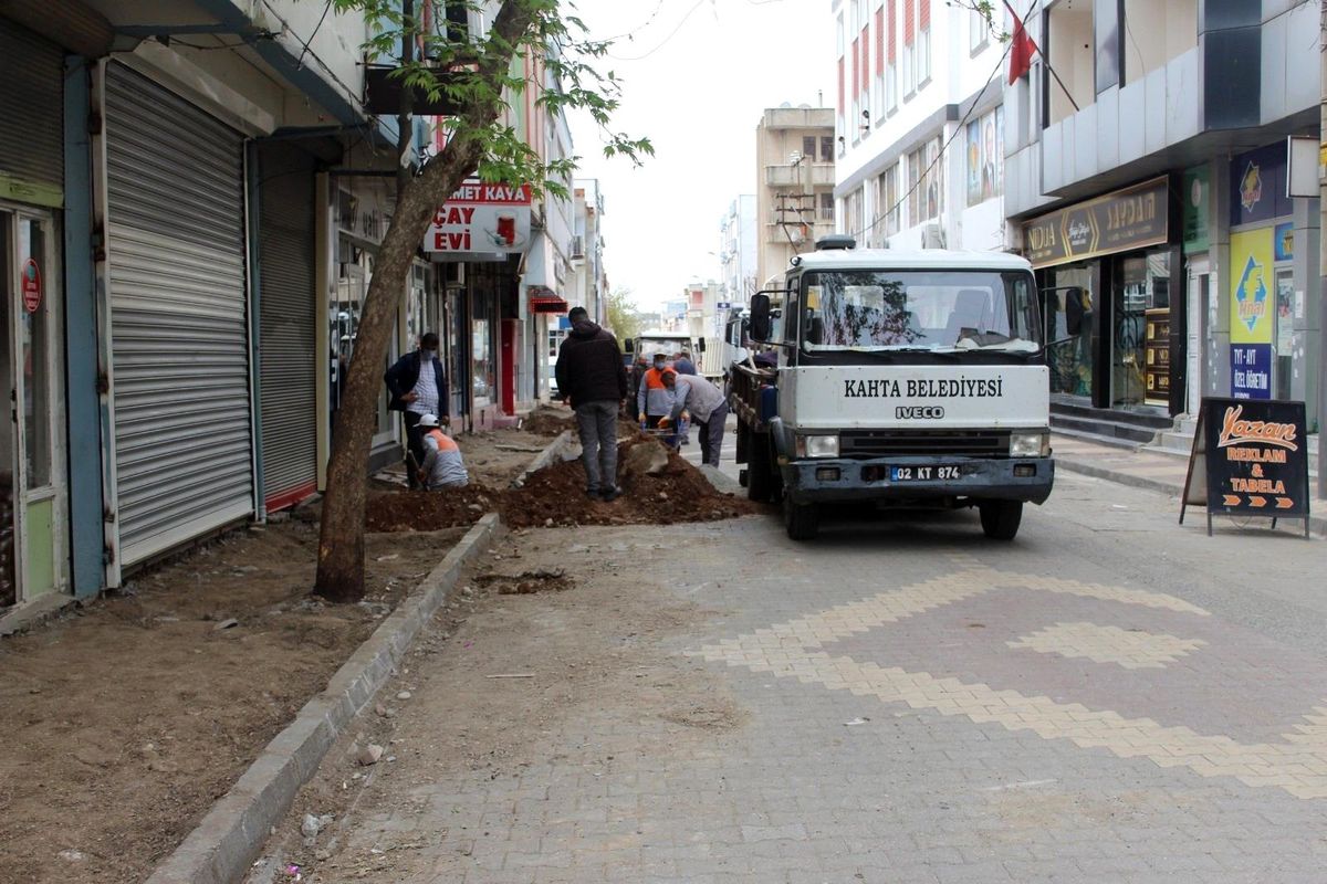 Kahta\'daki işlek cadde ve sokaklar sil baştan yenileniyor