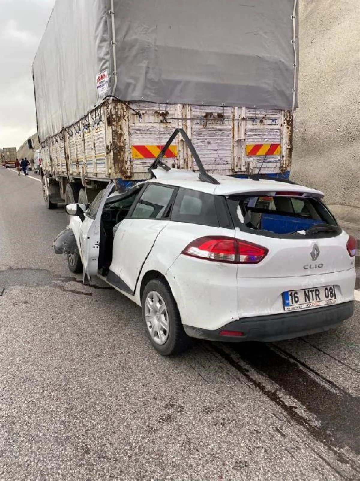 Kamyona arkadan çarpan otomobilin sürücüsü ağır yaralandı