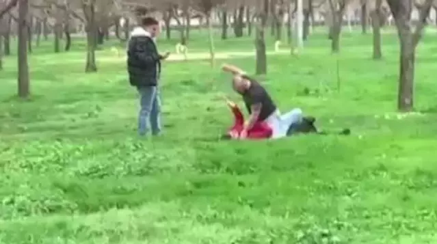 Yere yatırıp üzerine çıktığı genci acımadan yumrukladı! Bir de o anları video çektirdi Yere yatırıp üzerine çıktığı genci acımadan yumrukladı! Bir de o anları video çektirdi