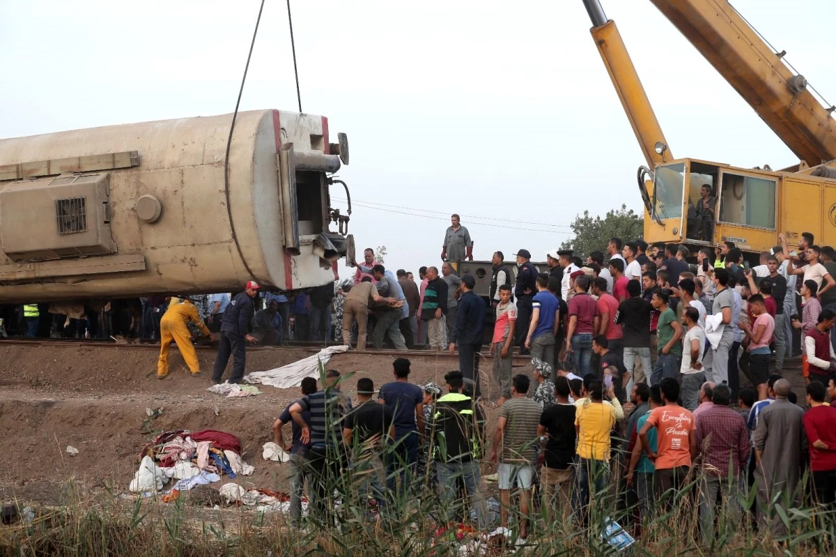 Mısır\'daki tren kazasıyla ilgili 4 demiryolu çalışanı hakkında gözaltı kararı