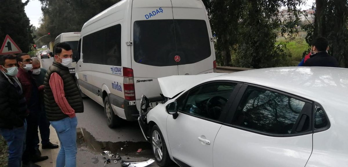 Otomobil, servis minibüsüne çarptı: 1 yaralı