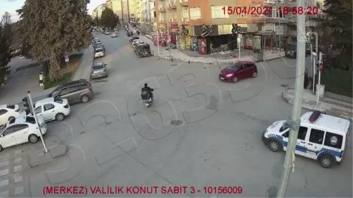 Polis memurları iftarlık kumanyalarını kağıt toplayan yabancı uyruklu aileye verdi