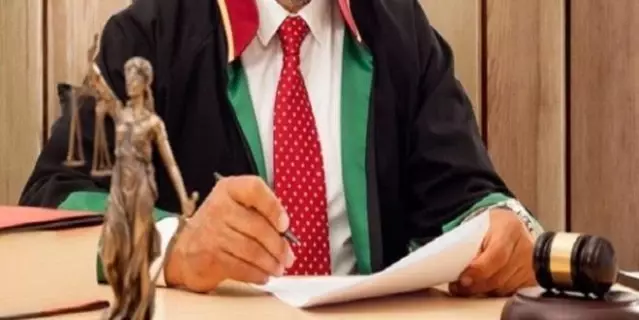 Cübbe giyerek duruşmaya katılan sahte avukat tutuklandı