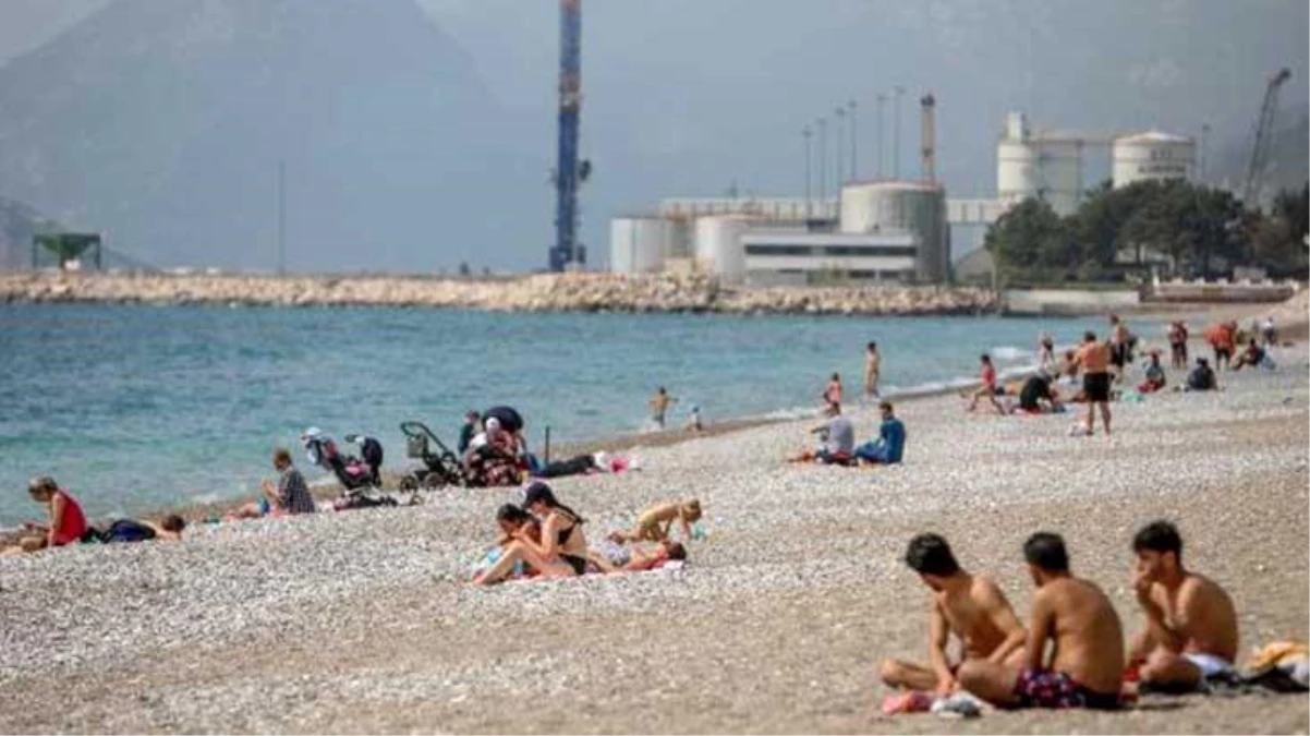 Sıcaklığın 30 dereceye ulaştığı Antalya\'da sahiller turistlerle doldu taştı