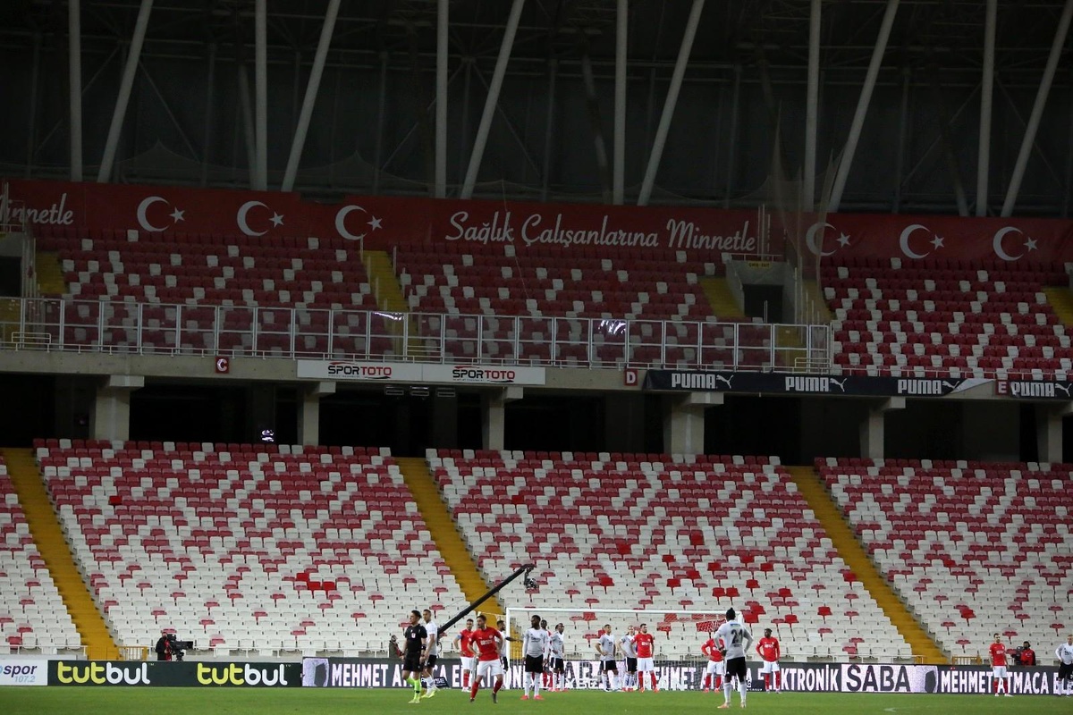 Sivasspor Beşiktaş maçında ışıklar söndü, maç durdu