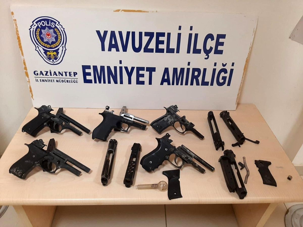 Tabanca imalatına baskın: 8 gözaltı