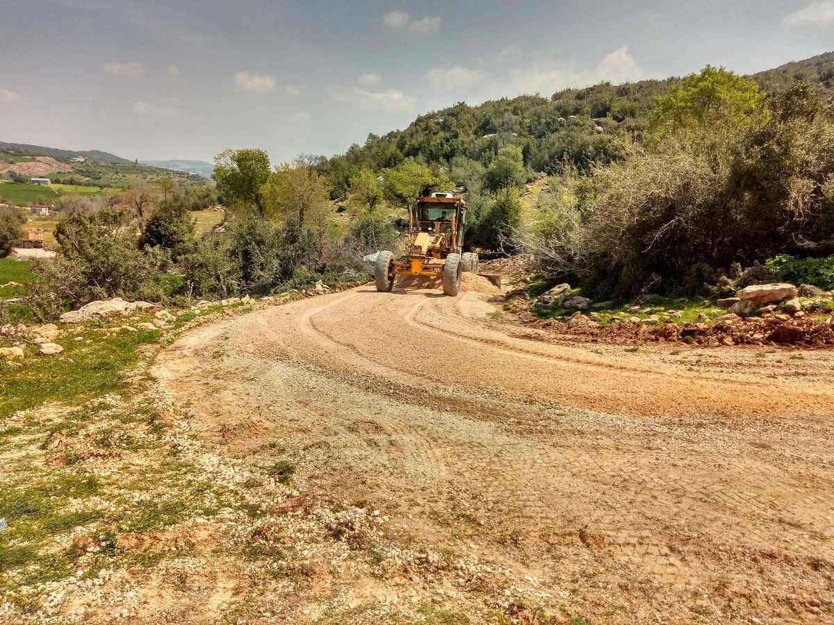 Tarsus\'ta yol bakım ve onarım çalışmaları aralıksız sürüyor