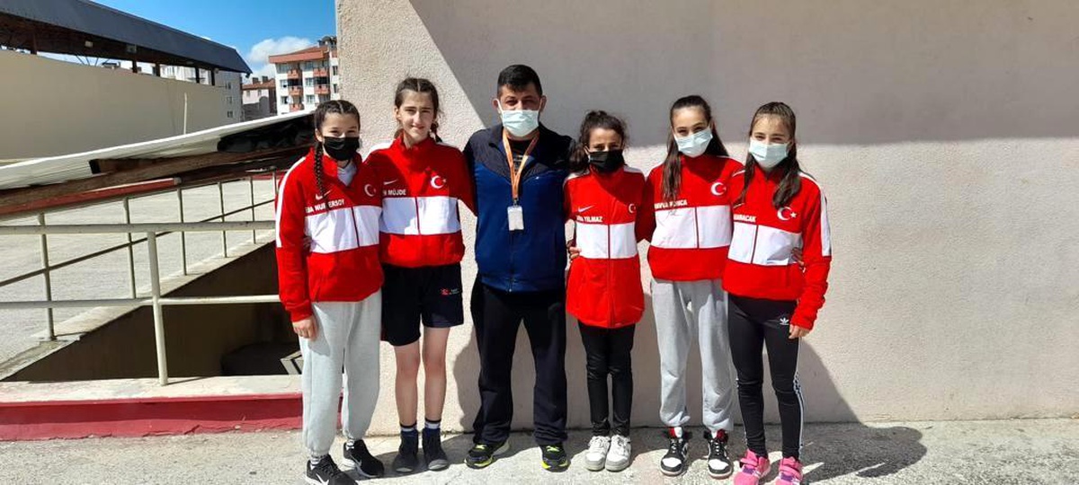 Taşoluk Belediye Spor Kulübü\'nün güreşçileri madalyaya doymuyor