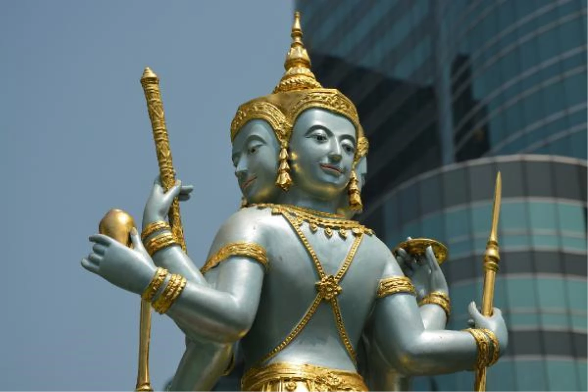 Tayland\'da Buda\'ya kendini adayan adam giyotinle kafasını kesti
