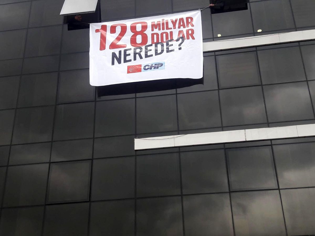 \'128 milyar dolar nerede\' pankartına 13 bin 237 lira ceza