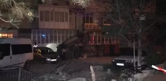 Alkollü sürücünün kullandığı pikap önce 2 araca, ardından apartmana çarptı