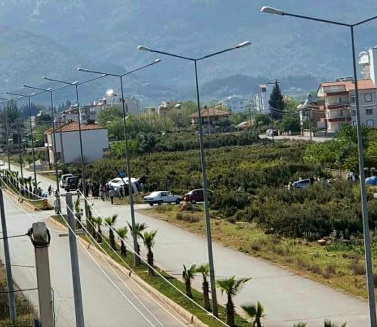Son dakika haberi... Antalya\'da servis minibüsü ile otomobil çarpıştı: 1 ölü, 8 yaralı