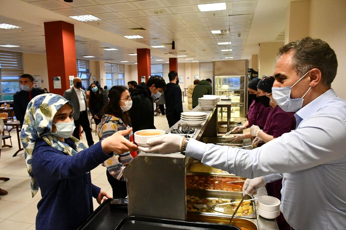 Arıcıoğlu nöbetçi yurtta iftar yaptı