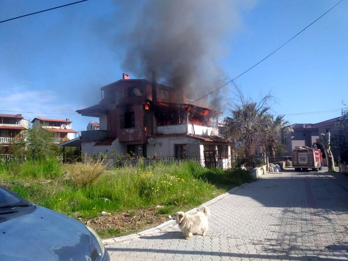 Ayvalık\'ta ev yangını