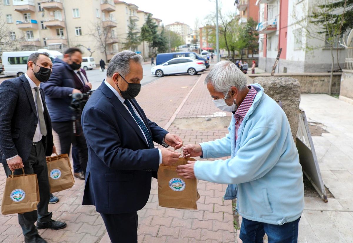 Talas\'ta vatandaşlara tatlı ikramı