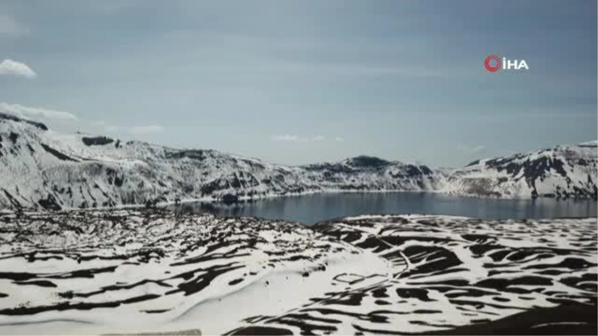 Beyaza bürünen Nemrut Krater Gölü\'nün görüntüleri mest etti