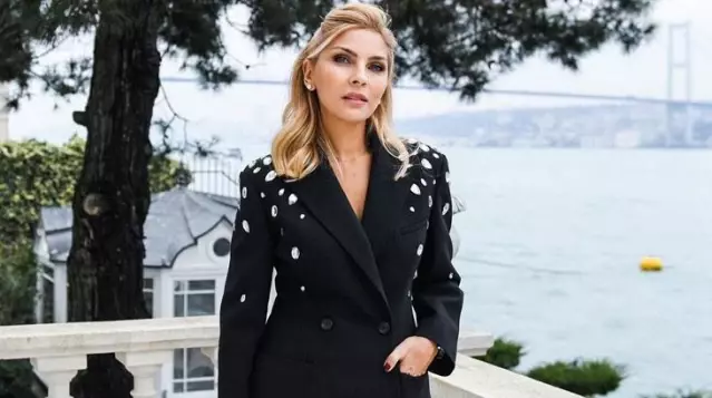Boğaz manzaralı yalısından Evde kal çağrısı yapan Arzu Sabancı'ya tepki yağıyor Boğaz manzaralı yalısından Evde kal çağrısı yapan Arzu Sabancı'ya tepki yağıyor
