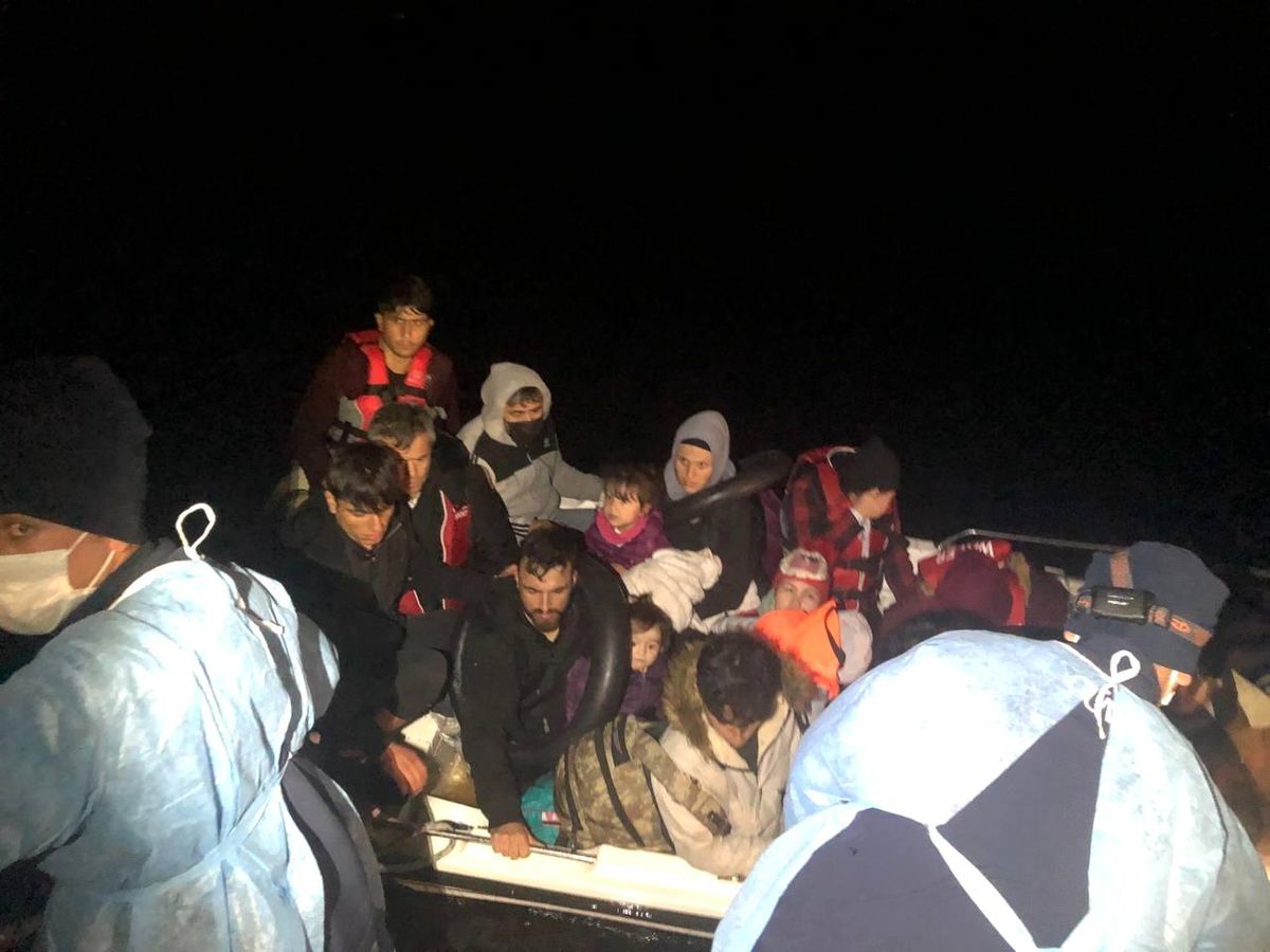 Çanakkale açıklarında 18 göçmen ölümden döndü