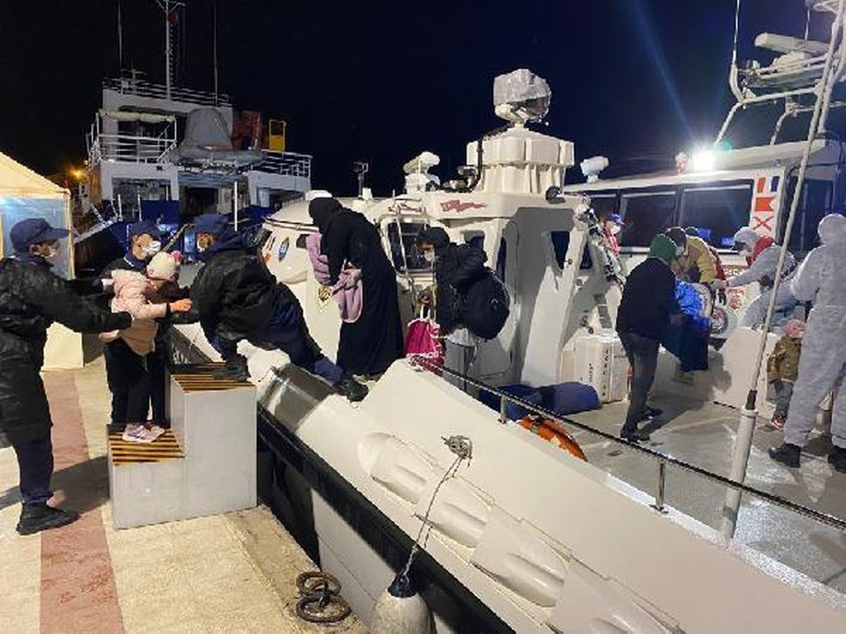 Çeşme açıklarında 30 kaçak göçmen kurtarıldı