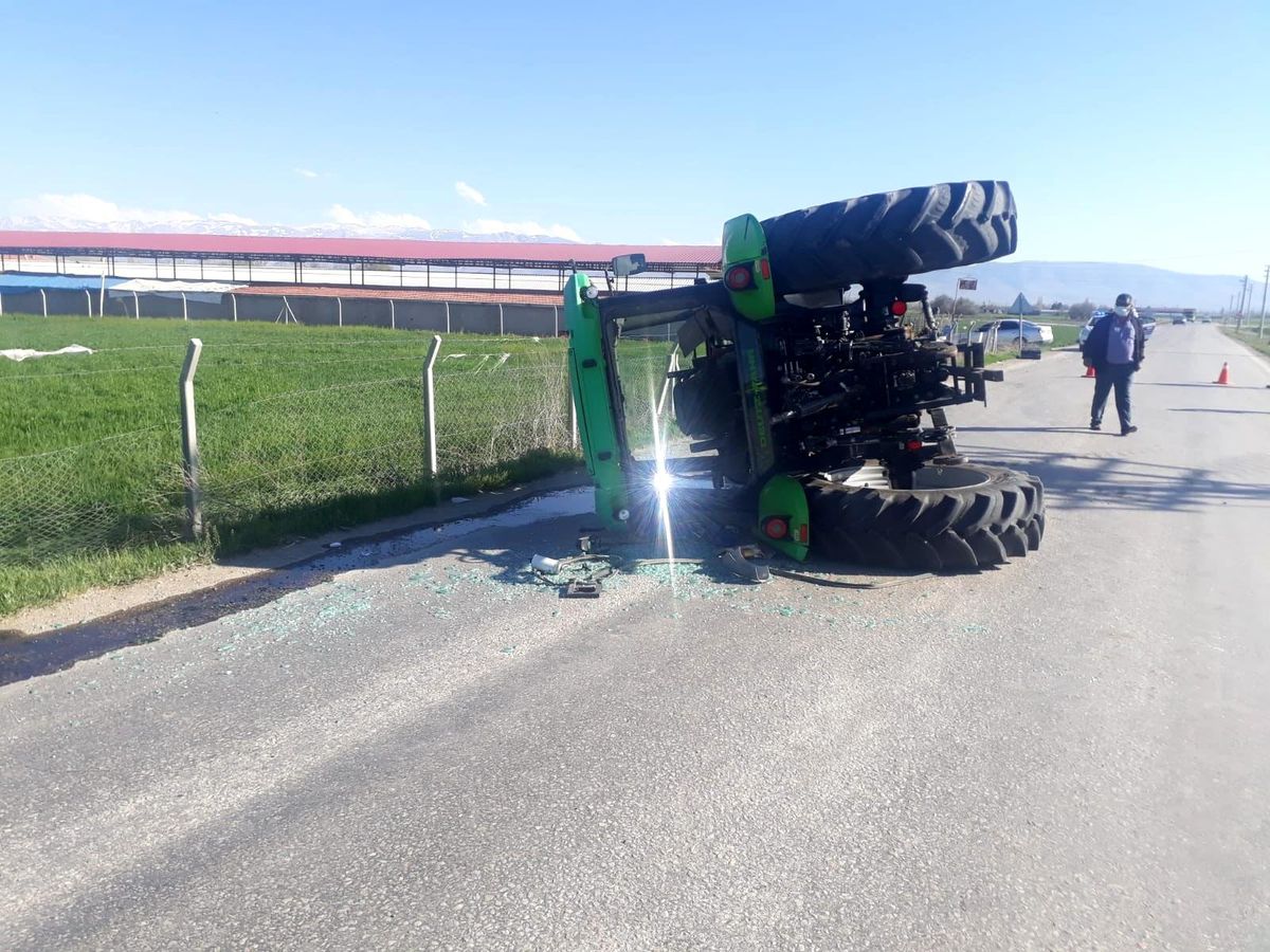 Devrilen traktörün sürücüsü yaralandı