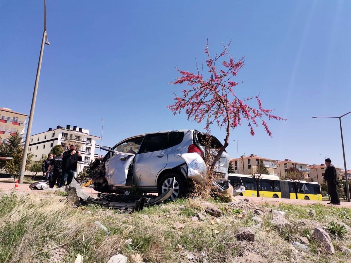 Direksiyon hakimiyeti kaybolan araç kaldırıma çıktı: 2 yaralı